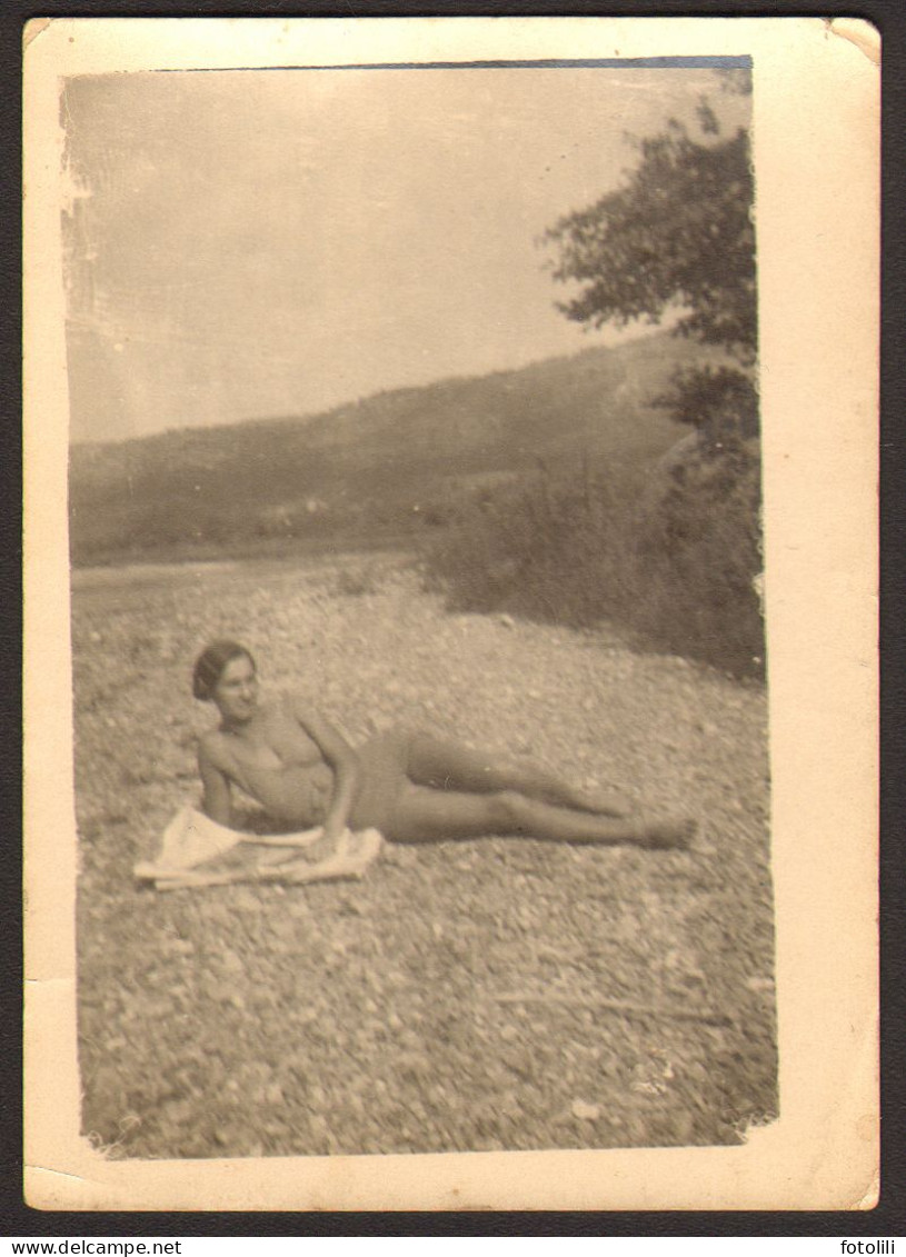 Bikini Woman Laying On Beach Old  Photo 6x9 Cm # 41273 - Personnes Anonymes