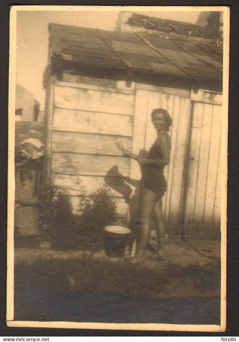 Bikini Woman  In Garden Old  Photo 6x9 Cm # 41274 - Anonymous Persons