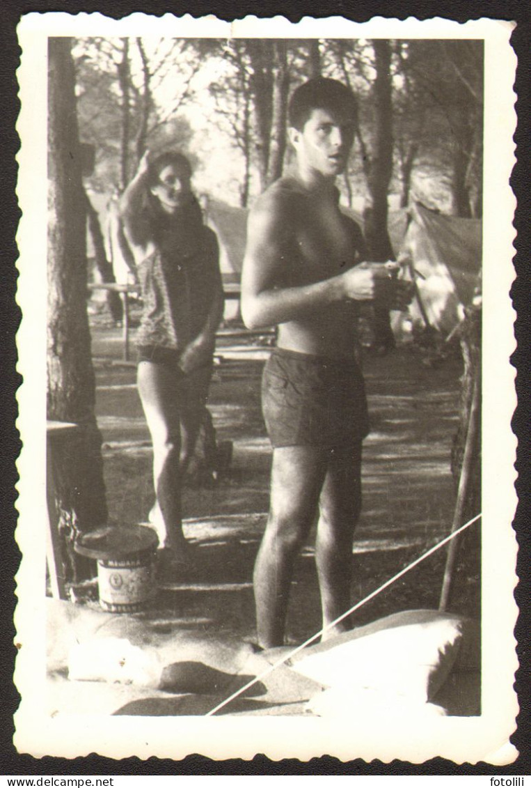 Girl And Trunks   Muscular Man Guy In Camp On Beach Gay Int Old  Photo 6x9 Cm # 41276 - Personas Anónimos