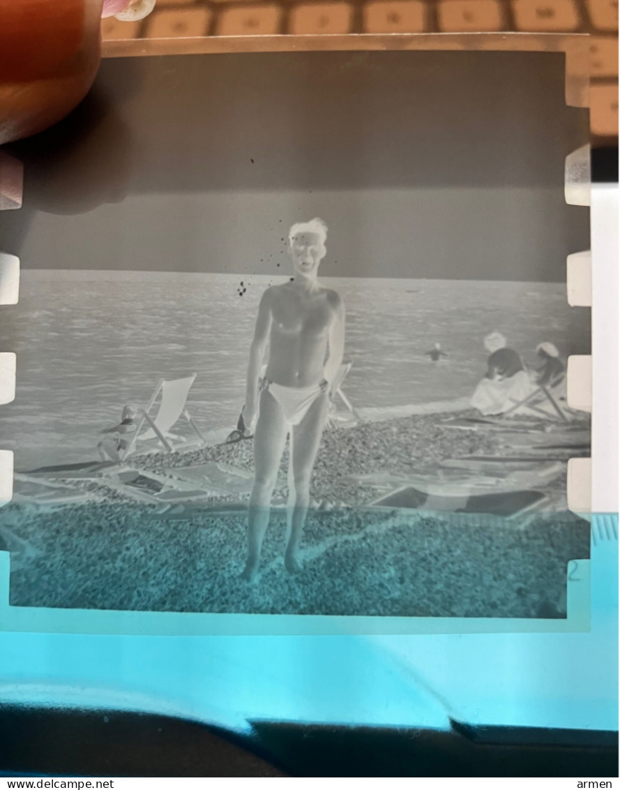 Négatif Film Snapshot Pin Up Plage Jeune Homme Torse Nu -  BOY ON THE BEACH - Diapositiva Su Vetro
