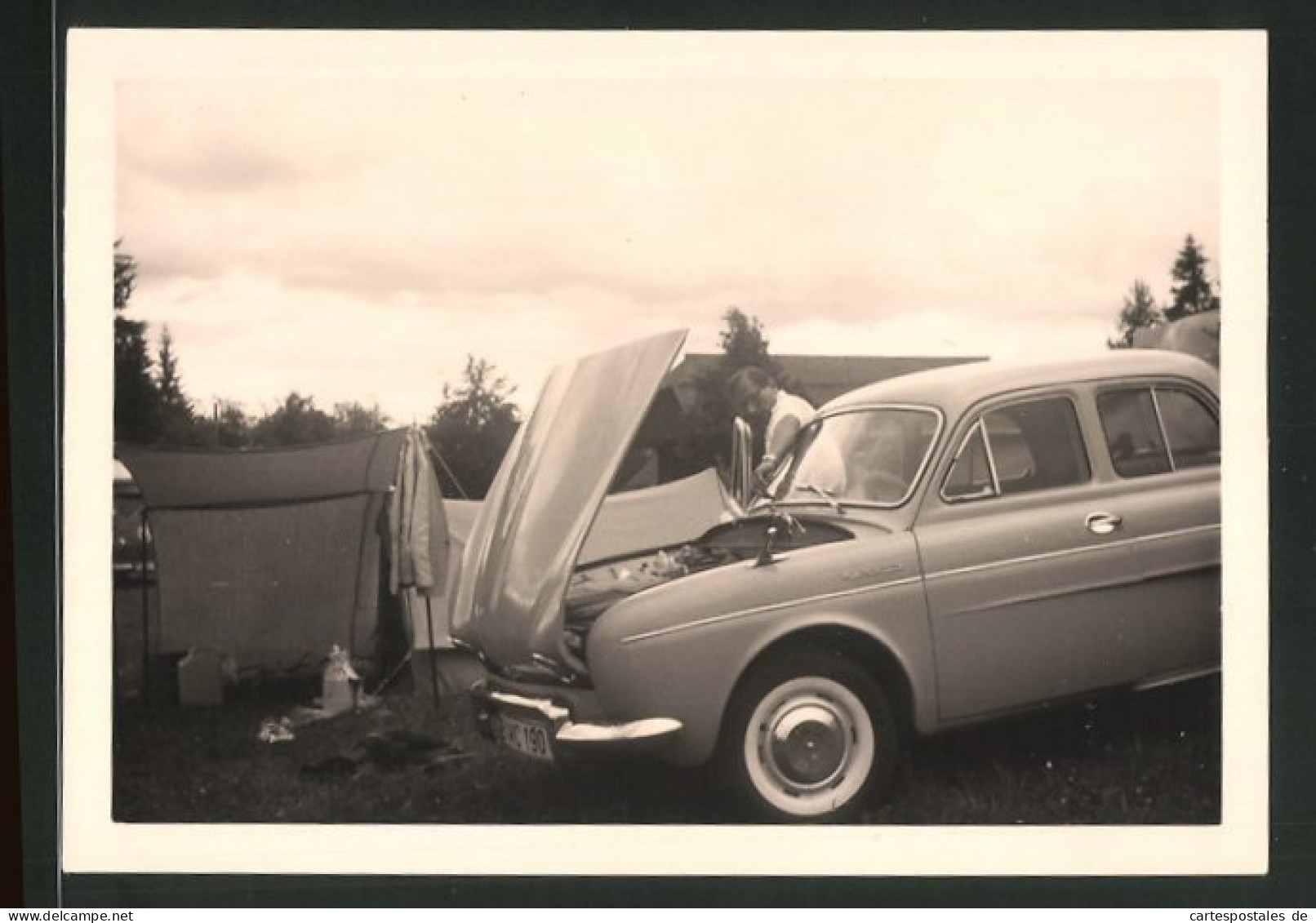 Fotografie Auto Renault Dauphine Auf Einem Campingplatz  - Automobili