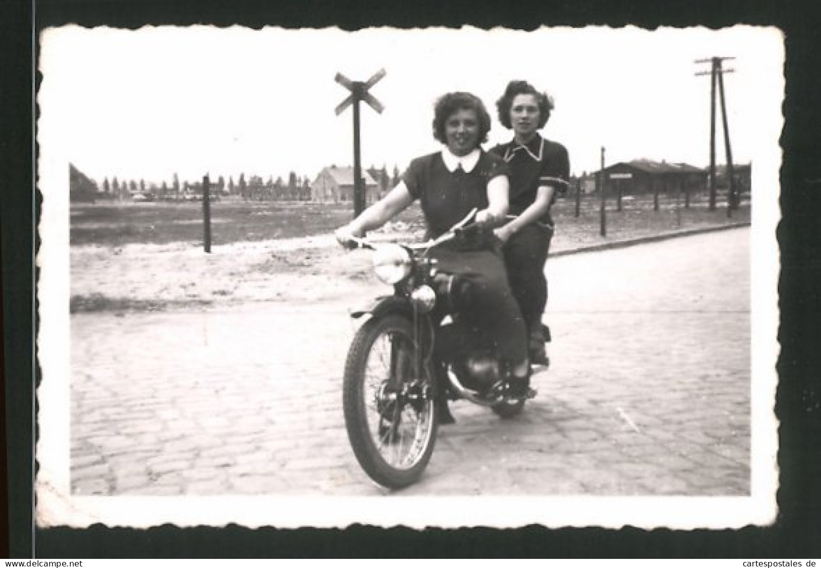Fotografie Motorrad, Junge Frauen Fahren Mit Krad  - Automobile