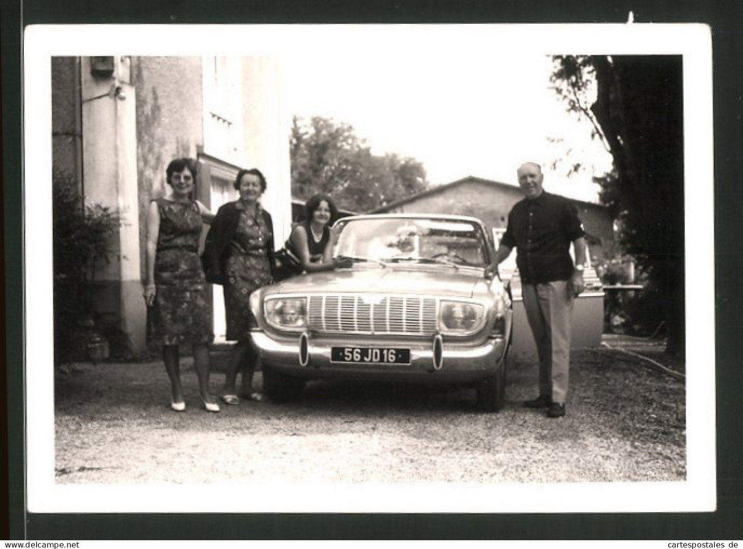 Fotografie Auto Ford Taunus 17m, Stolze Familie Mit PKW  - Coches