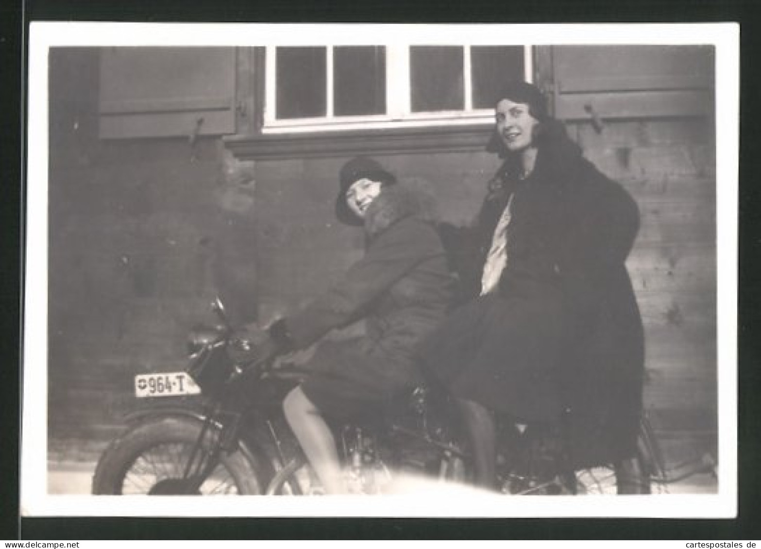 Fotografie Motorrad, Hübsche Junge Frauen Auf Krad Sitzend 1929  - Coches