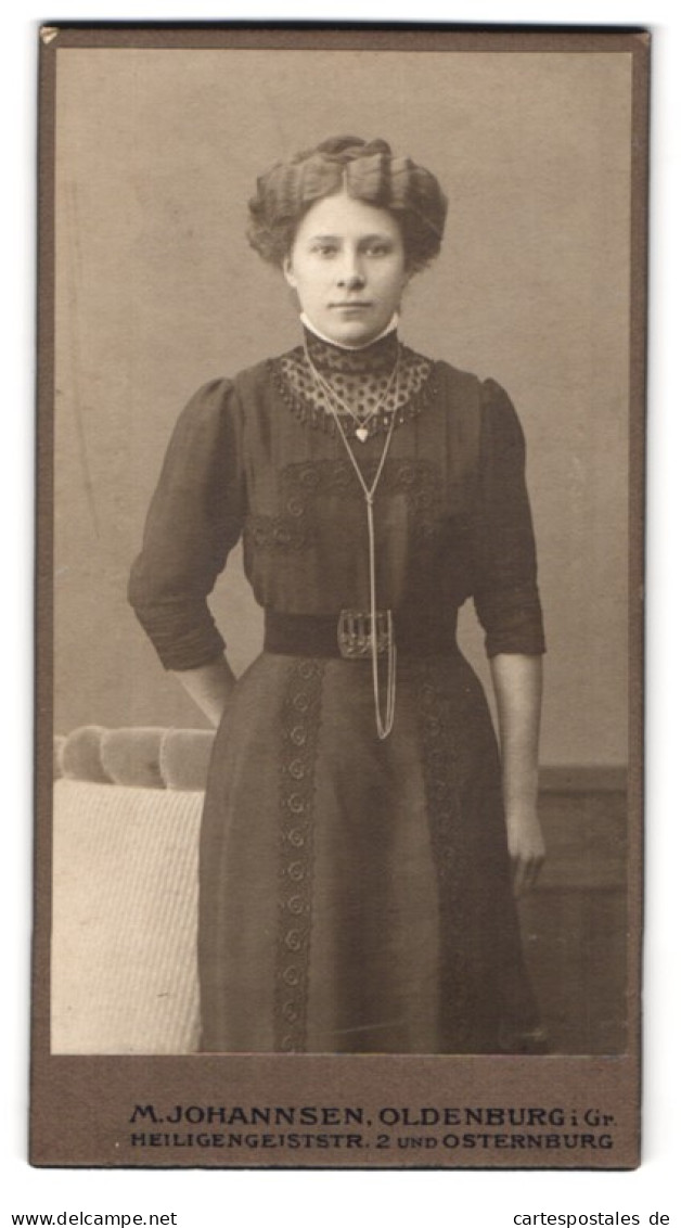 Fotografie M. Johannsen, Oldenburg I. Gr., Heiligengeiststrasse 2, Junge Dame In Besticktem Kleid  - Anonymous Persons