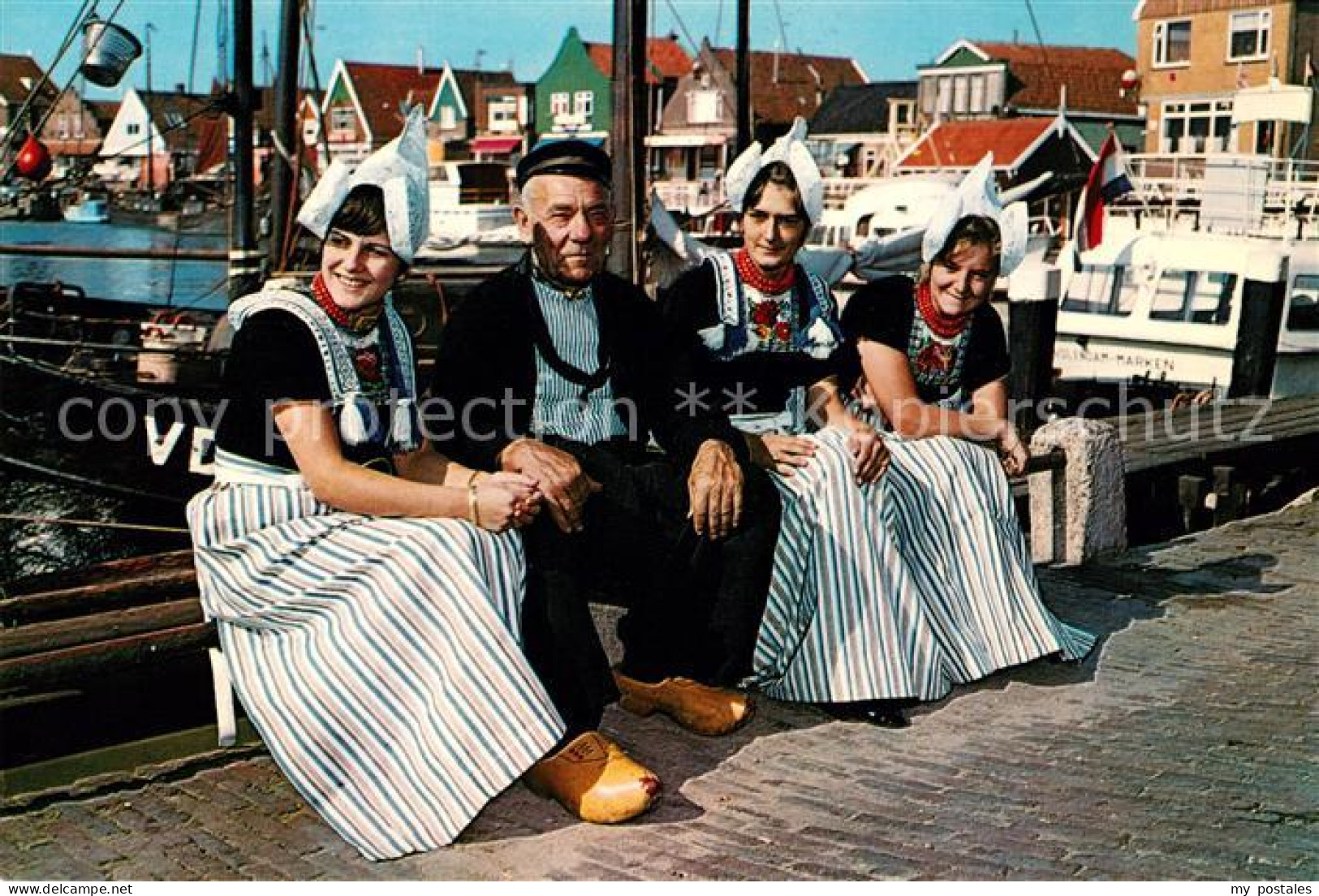 73063304 Volendam Trachtengruppe Hafen Volendam - Sonstige & Ohne Zuordnung