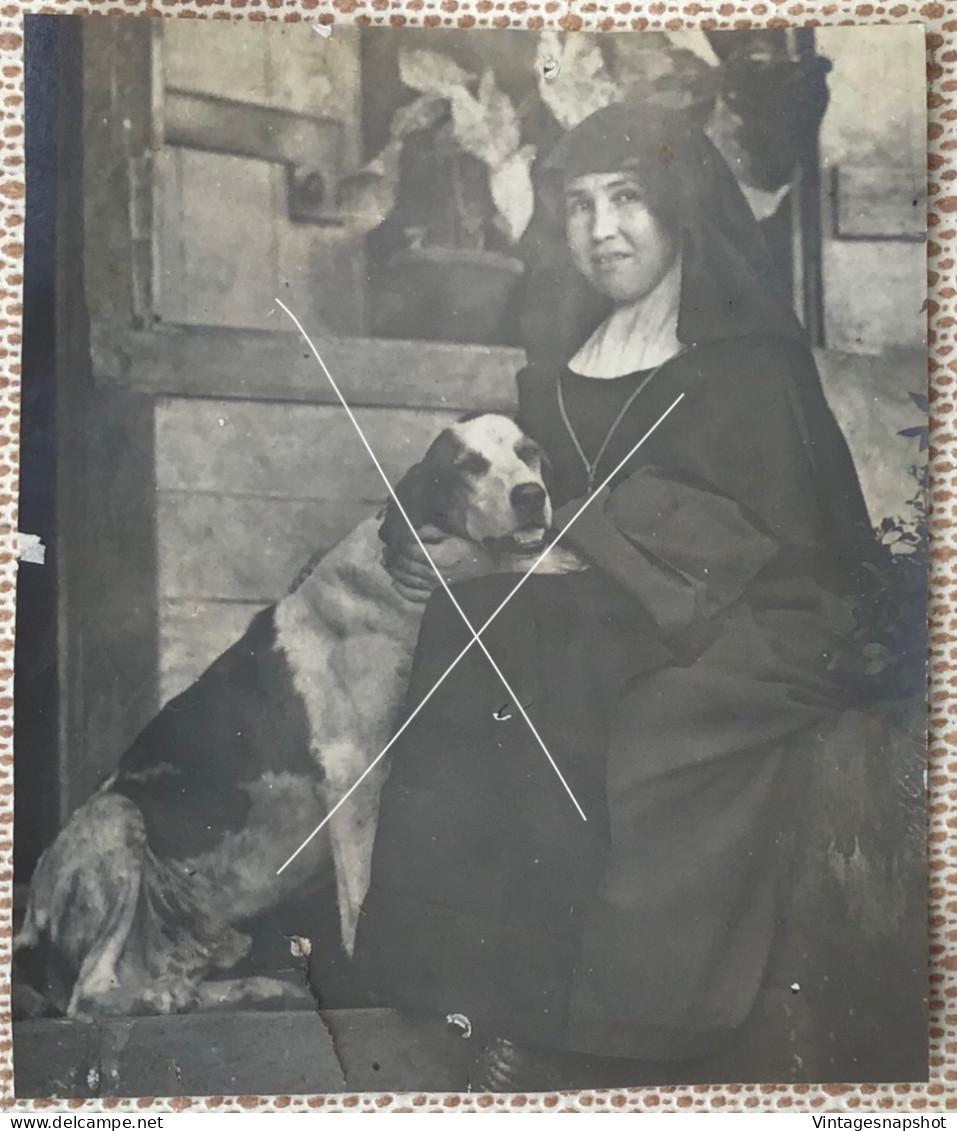 Portrait D’une Religieuse Avec Un Chien Soeur Nonne Photo Snapshot Vers 1910 - Anonymous Persons