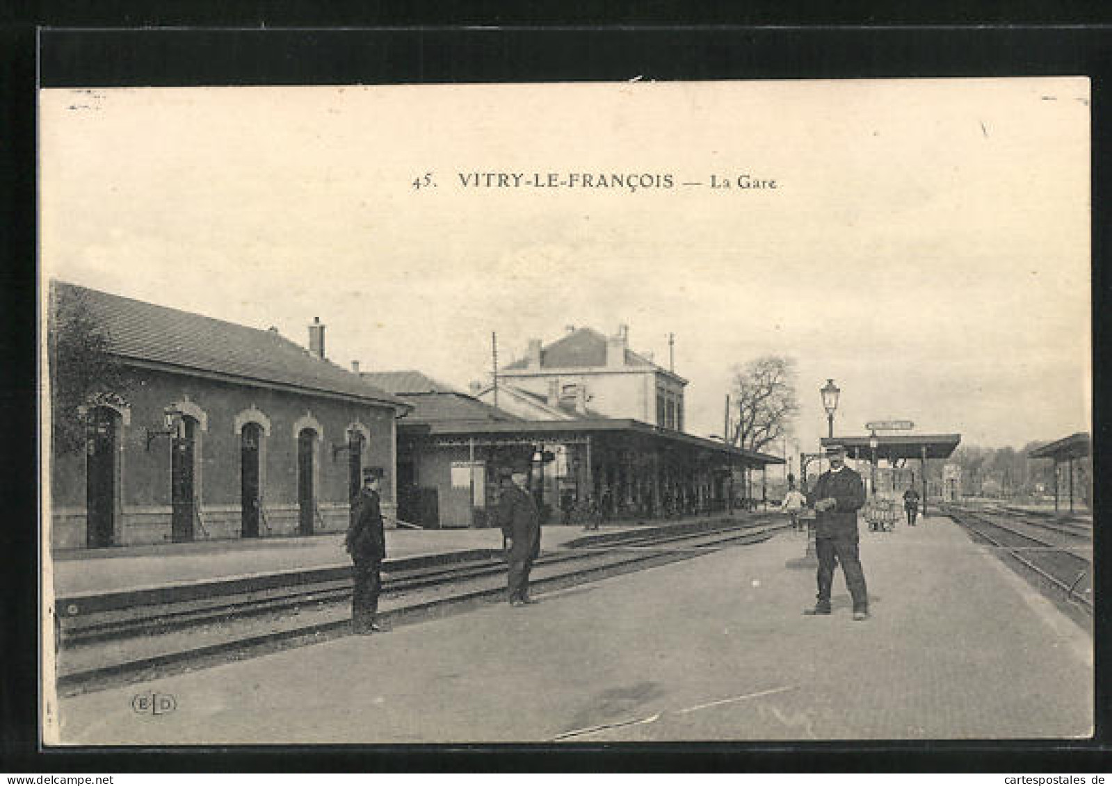 CPA Vitry-le-Francois, La Gare, Auf Dem Bahnsteig  - Vitry-le-François