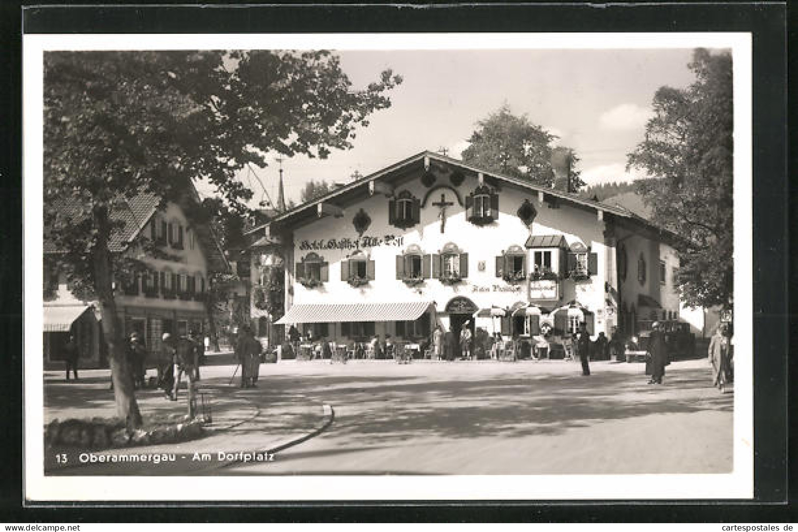 AK Oberammergau, Passanten Auf Dem Dorfplatz  - Oberammergau