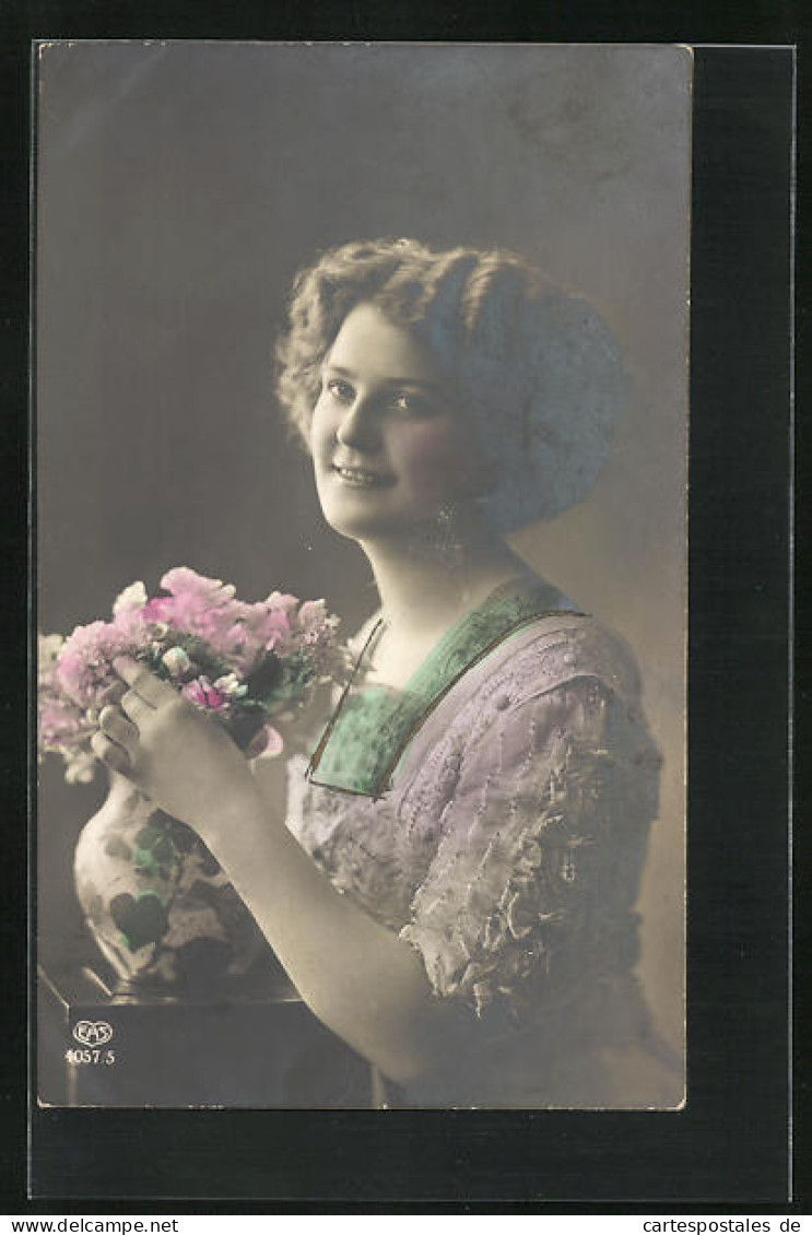 Foto-AK EAS: Frau In Festlichem Kleid Neben Blumen In Vase  - Photographie