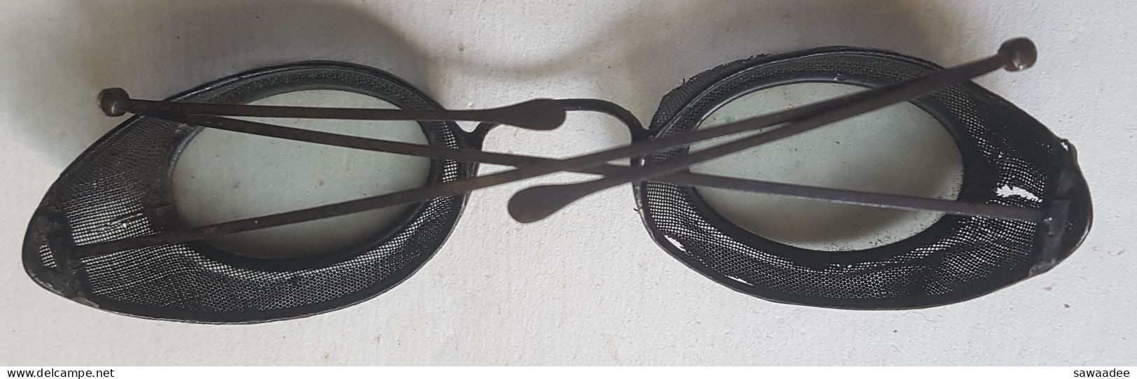 ACCESSOIRE - MONTAGNE ? - TECHNIQUE ? - VERRES FUMES - OEILLERES GRILLAGEES - MONTURE METAL - DEBUT XX° - Sun Glasses