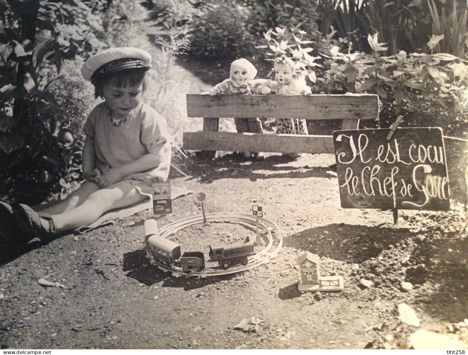 Photo Insolite 18 X 24 Train / Enfant / Humour / Jouet / IL EST COCU LE CHEF DE GARE / ( A Réencadrer ) - Treinen