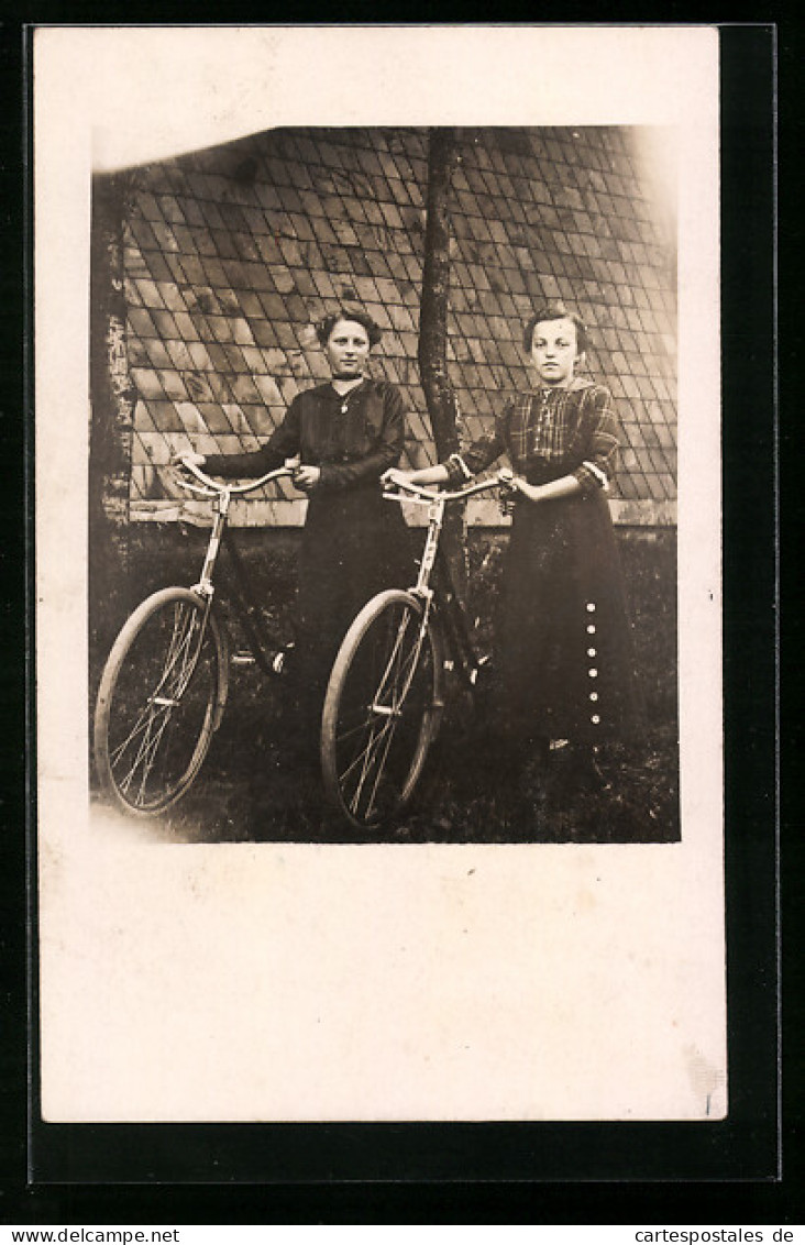 AK Zwei Junge Damen Mit Ihren Fahrrädern  - Altri & Non Classificati