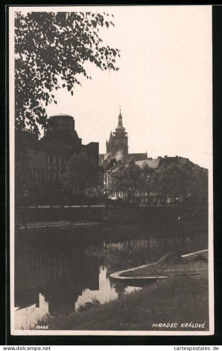 Fotografie Unbekannter Fotograf, Ansicht Hradec Kralove - Königgrätz, Uferpartie Mit Kirchturm Im Hintergrund  - Plaatsen