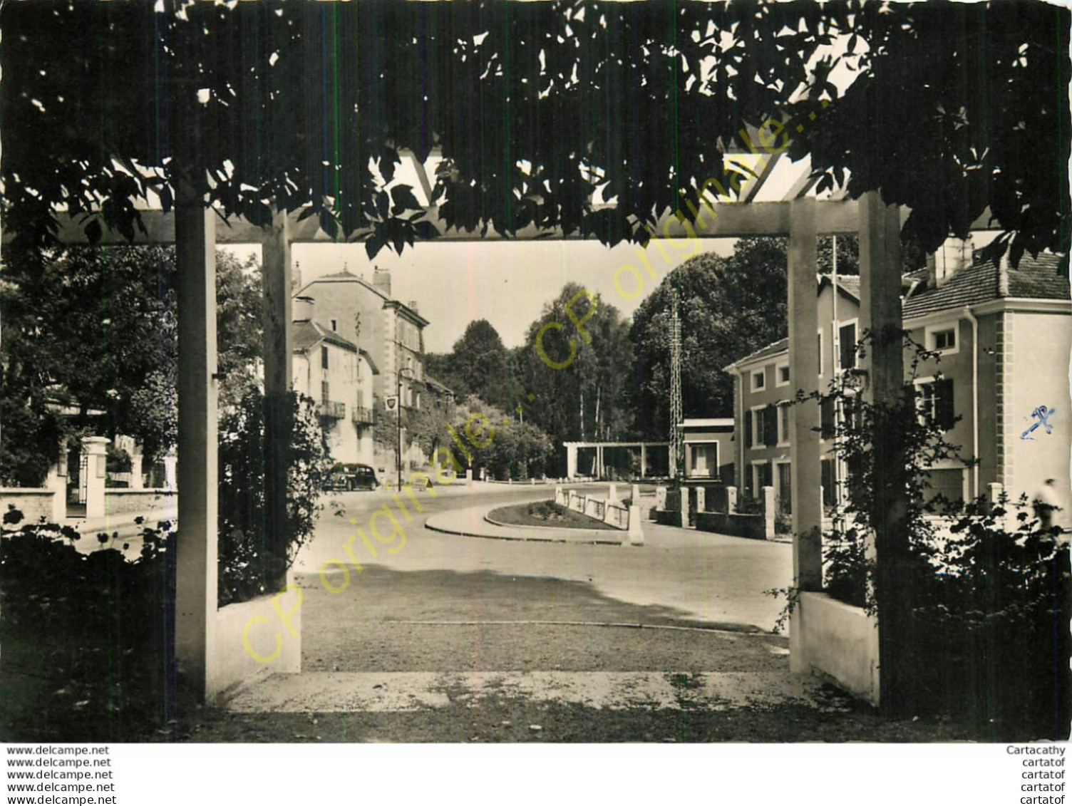 88.  BAINS LES BAINS .  Entrée Du Parc Et Avenue Du Dr Bailly . - Bains Les Bains