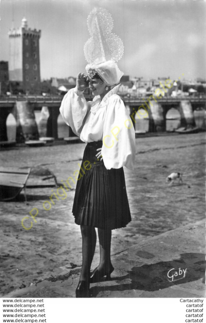 85.  LES SABLES D'OLONNE . Jeune Fille En Costume Sablais . - Sables D'Olonne