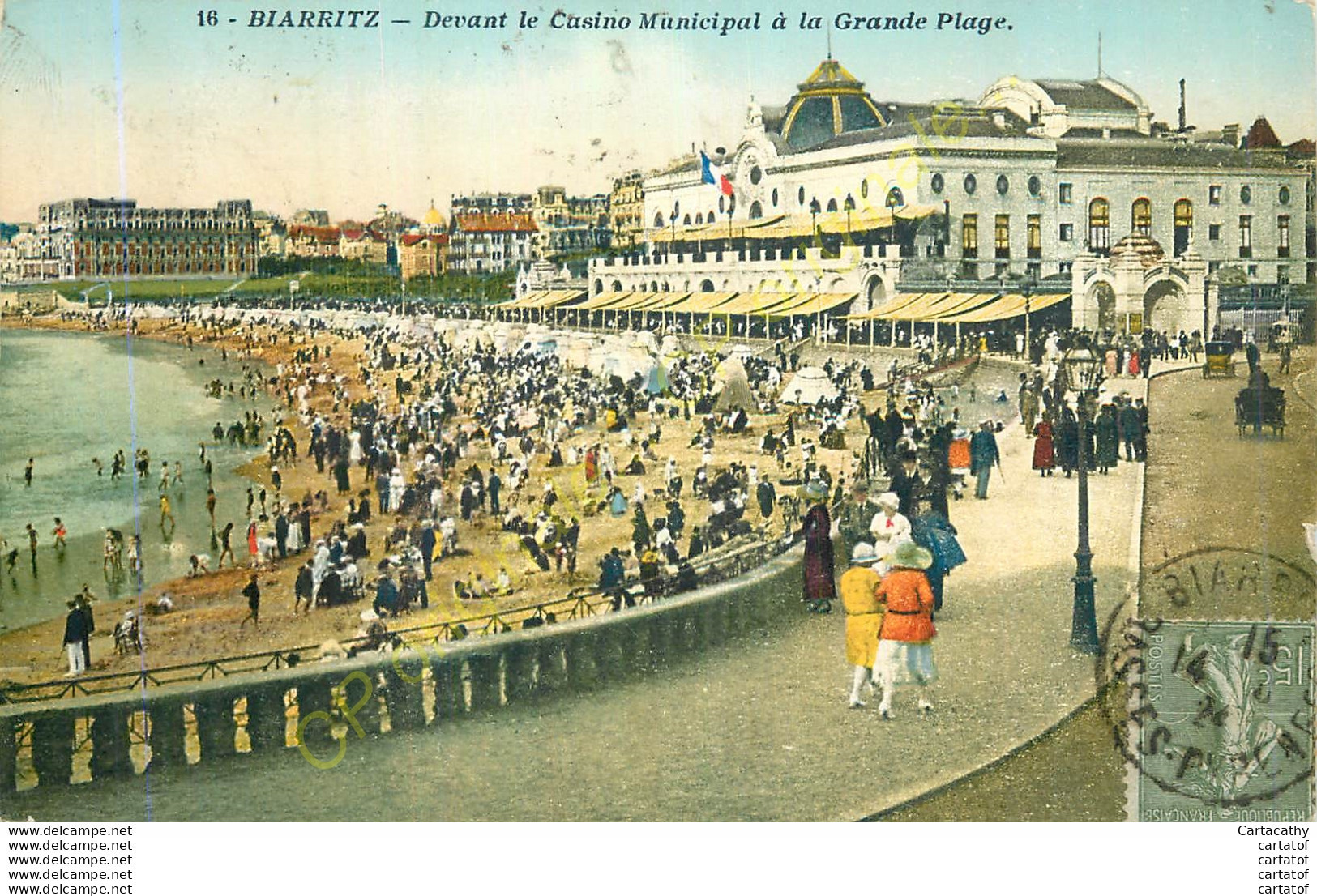 64.  BIARRITZ .  Devant Le Casino Municipal à La Grande Plage . - Biarritz
