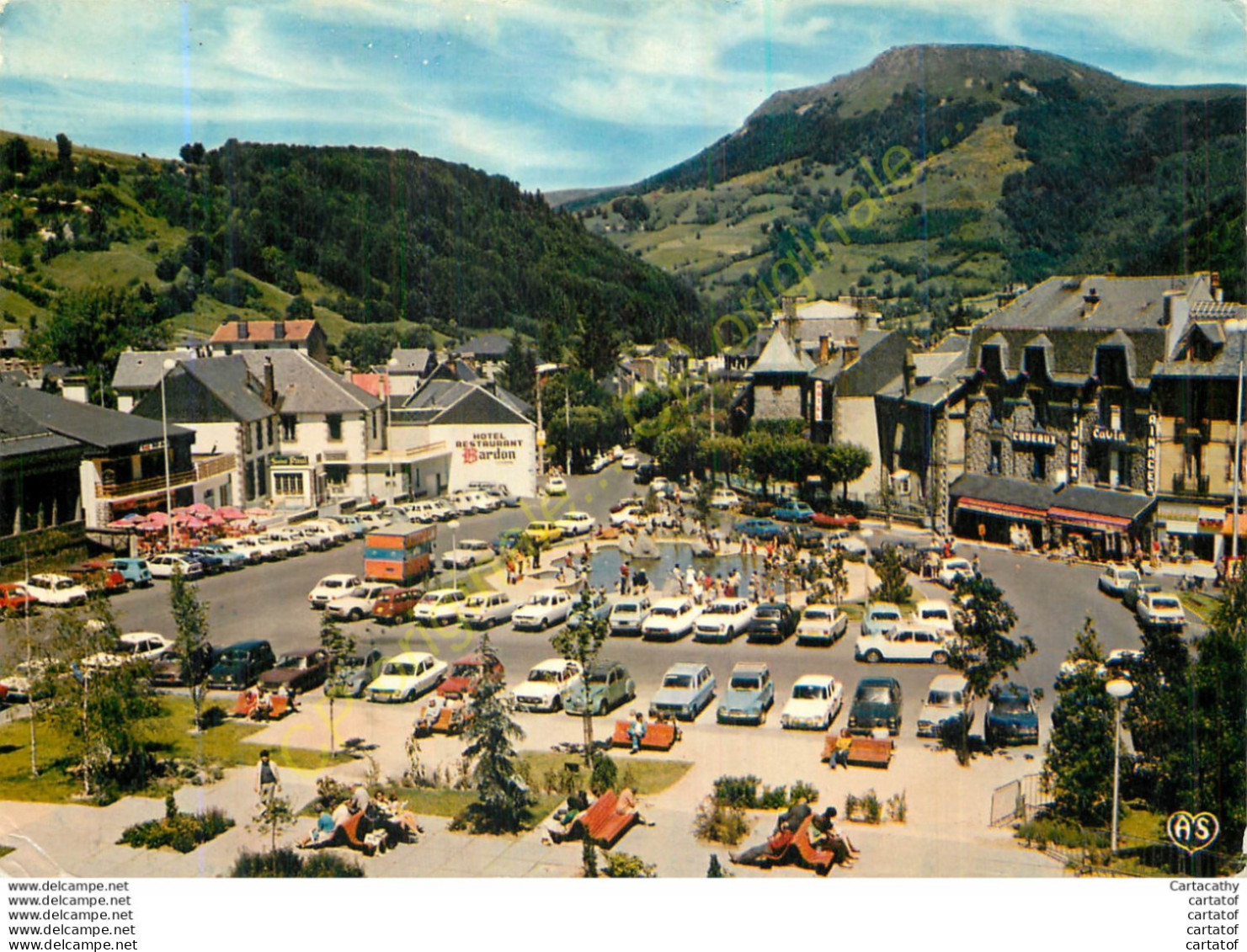 63.  LE MONT DORE .  La Place De La Poste Et Le Bassin . - Le Mont Dore