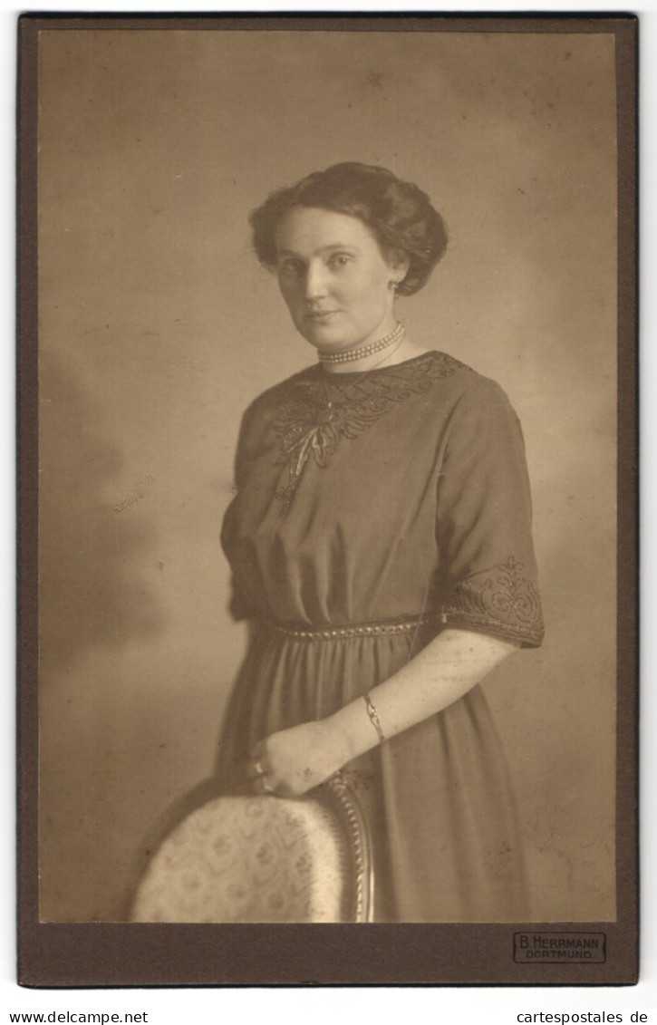 Fotografie B. Herrmann, Dortmund, Bürgerliche Dame Im Eleganten Kleid Mit Einer Perlenkette  - Anonymous Persons