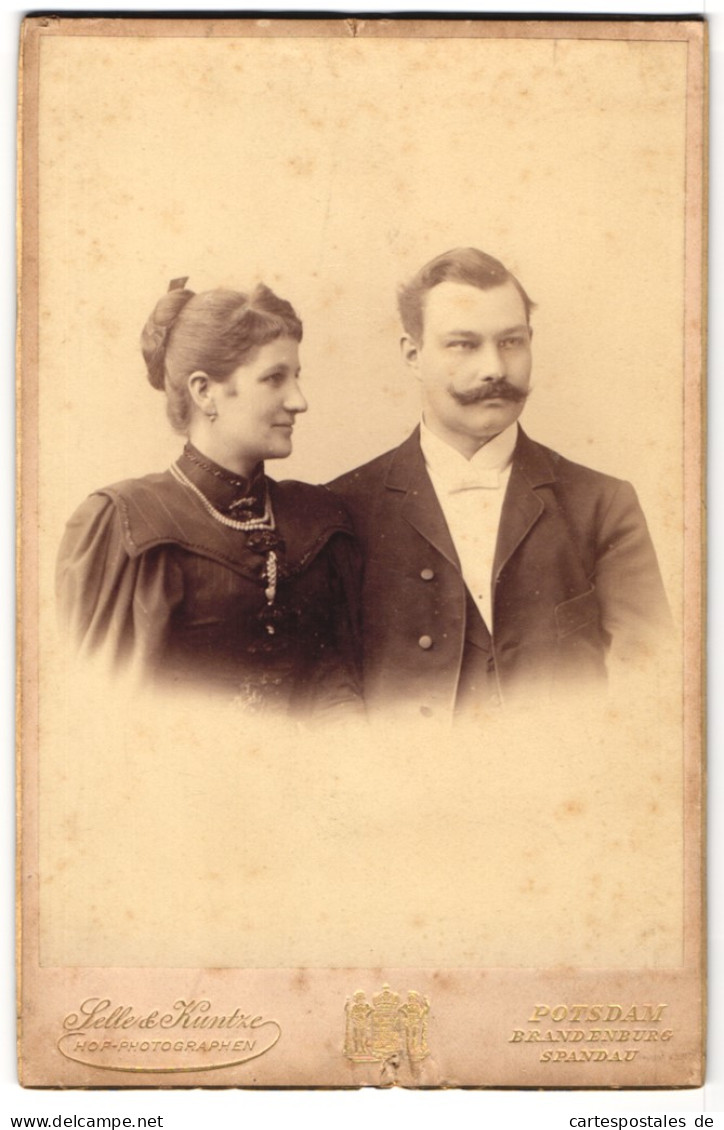 Fotografie Selle & Kuntze, Potsdam, Schwertfegerstr. 14, Grete Und James Conrad In Feiner Schwarzer Kleidung  - Anonymous Persons