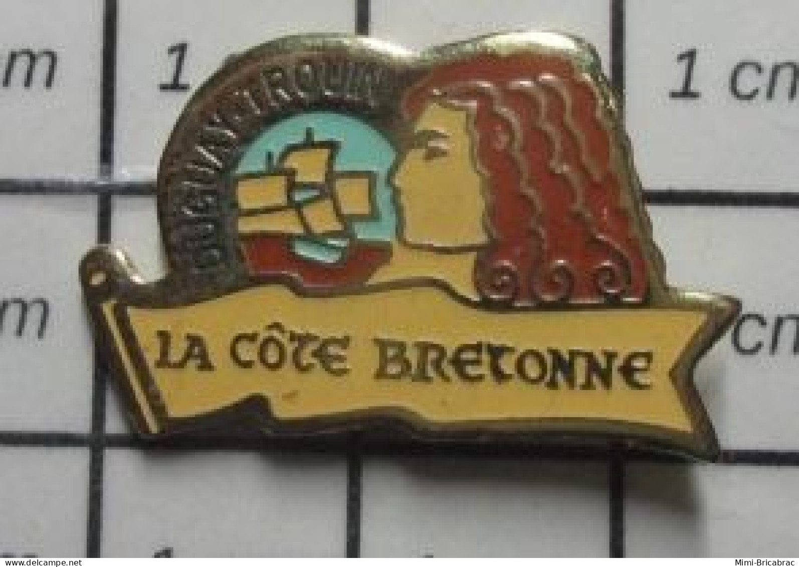 912c Pin's Pins / Beau Et Rare / PERSONNALITES / BRETAGNE LA COTE BRETONNE BATEAU DUGUAY-TROUIN Et DUGUAY-PRIDE ? - Beroemde Personen