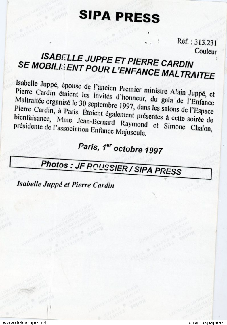 3 PHOTOS DE PRESSE  MADAME ISABELLE JUPPE  Et PIERRE CARDIN SIPA PRESS 1977 - Identifizierten Personen