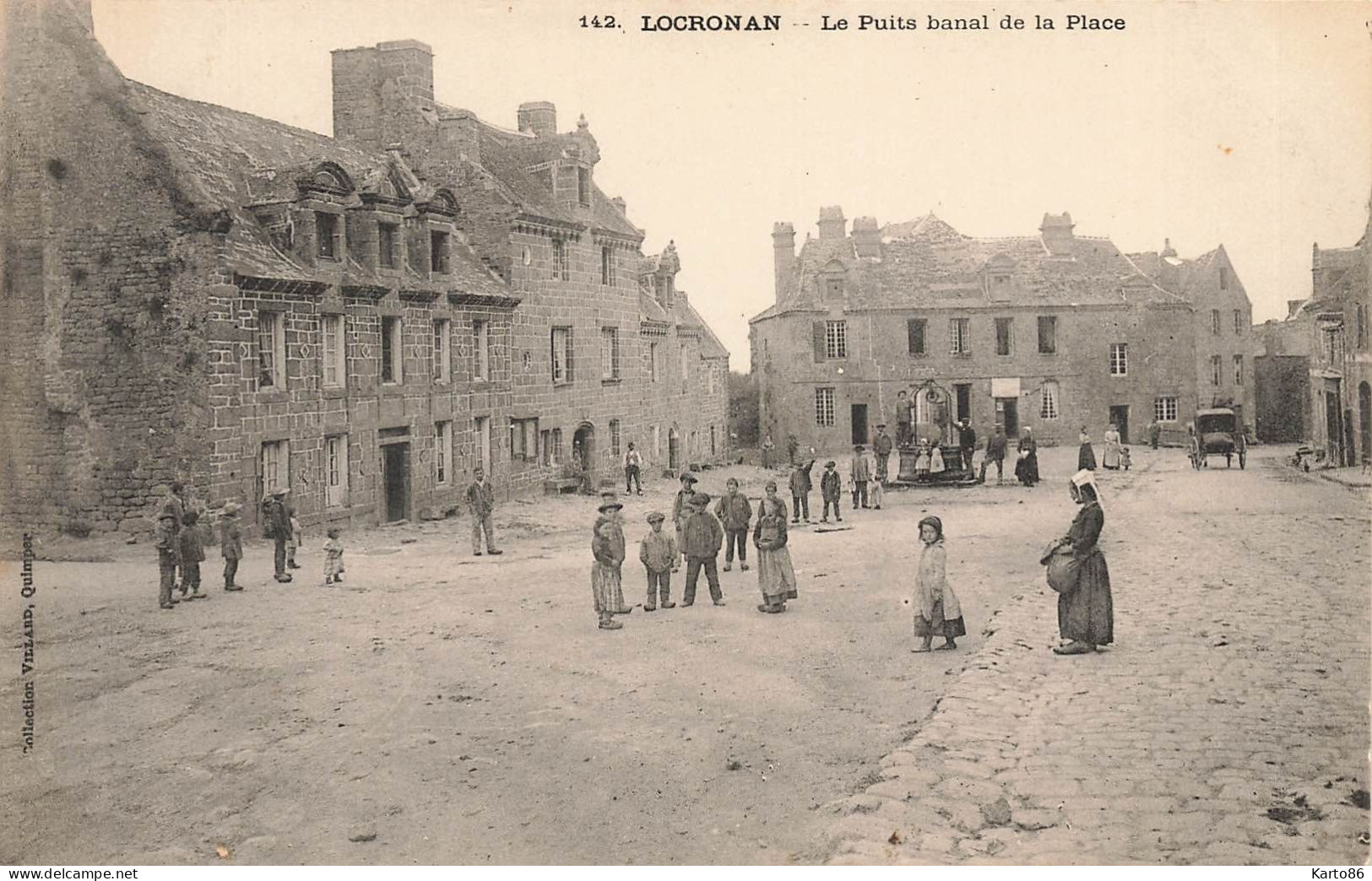 Locronan * La Place Du Village Et Le Puits Banal * Enfants Villageois - Locronan