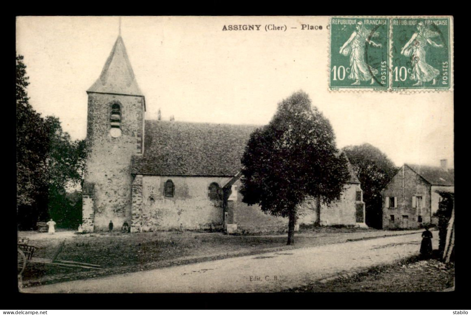 18 - ASSIGNY - LA PLACE ET L'EGLISE - Autres & Non Classés