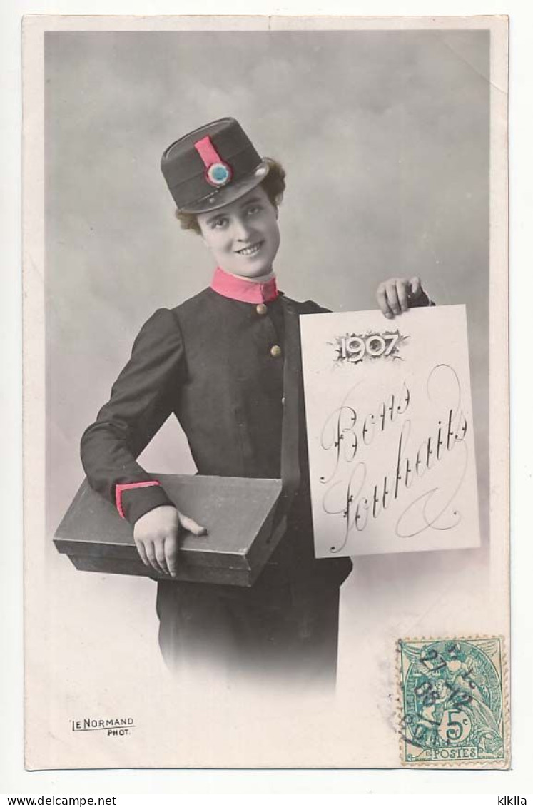 CPA 9 X 14 Année 1907 (7)  "Bons Souhaits"  Jeune Fille Factrice Le Normand Phot. - New Year