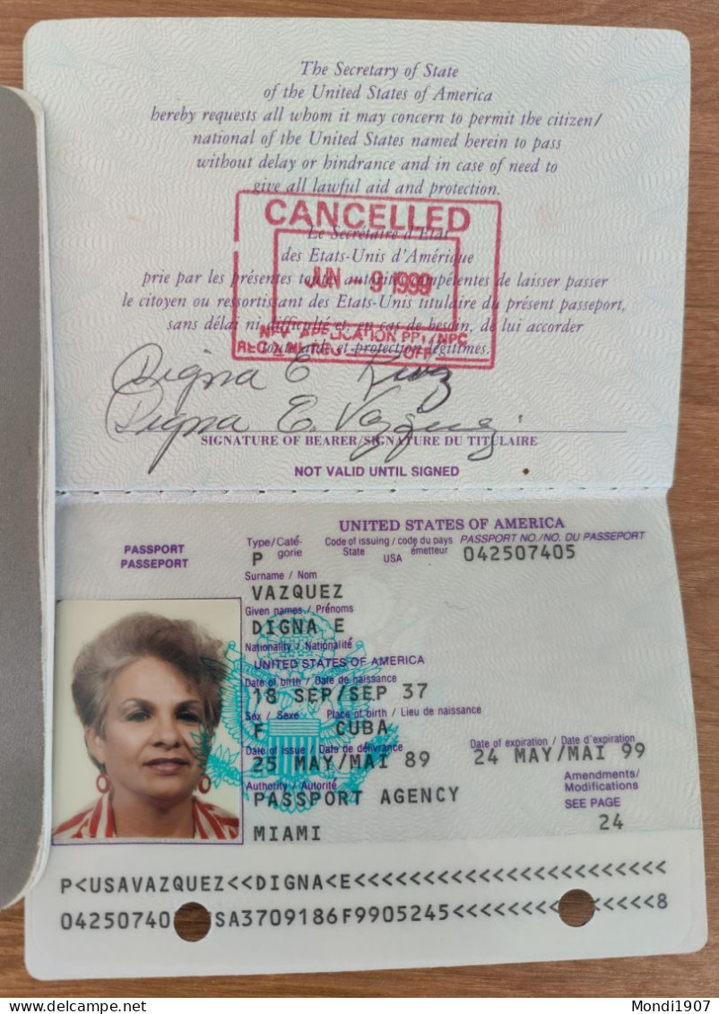 USA Passport 1989 For Cuban Born Lady. Passeport - Collections