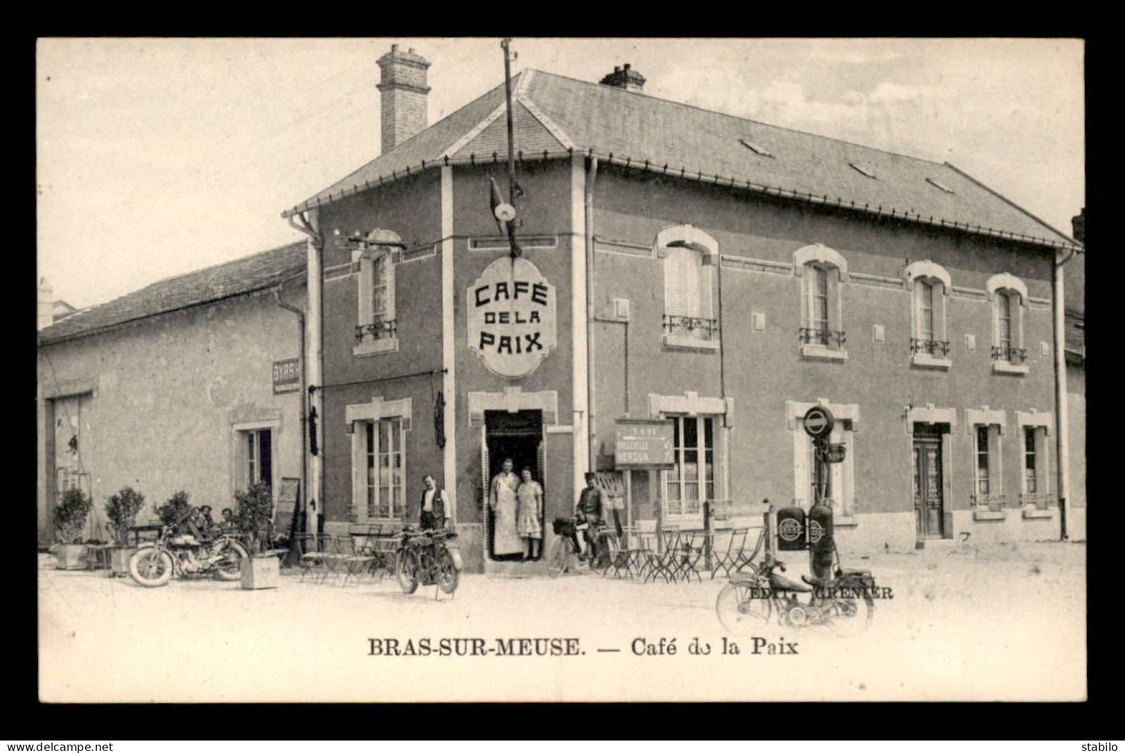 55 - BRAS-SUR-MEUSE - LE CAFE DE LA PAIX - POMPES A ESSENCE - MOTOS - EDITEUR GRENIER - Andere & Zonder Classificatie