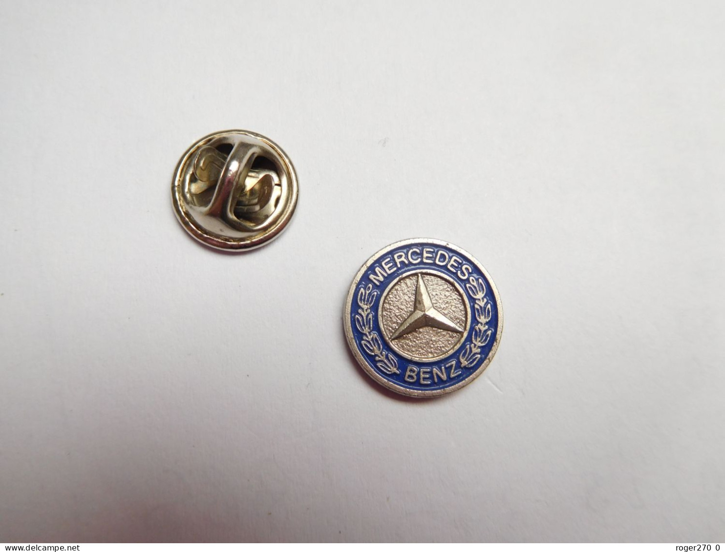 Beau Pin's En Relief , Auto Logo Mercédès , Fond Argent , Diamètre : 15 Mm - Mercedes