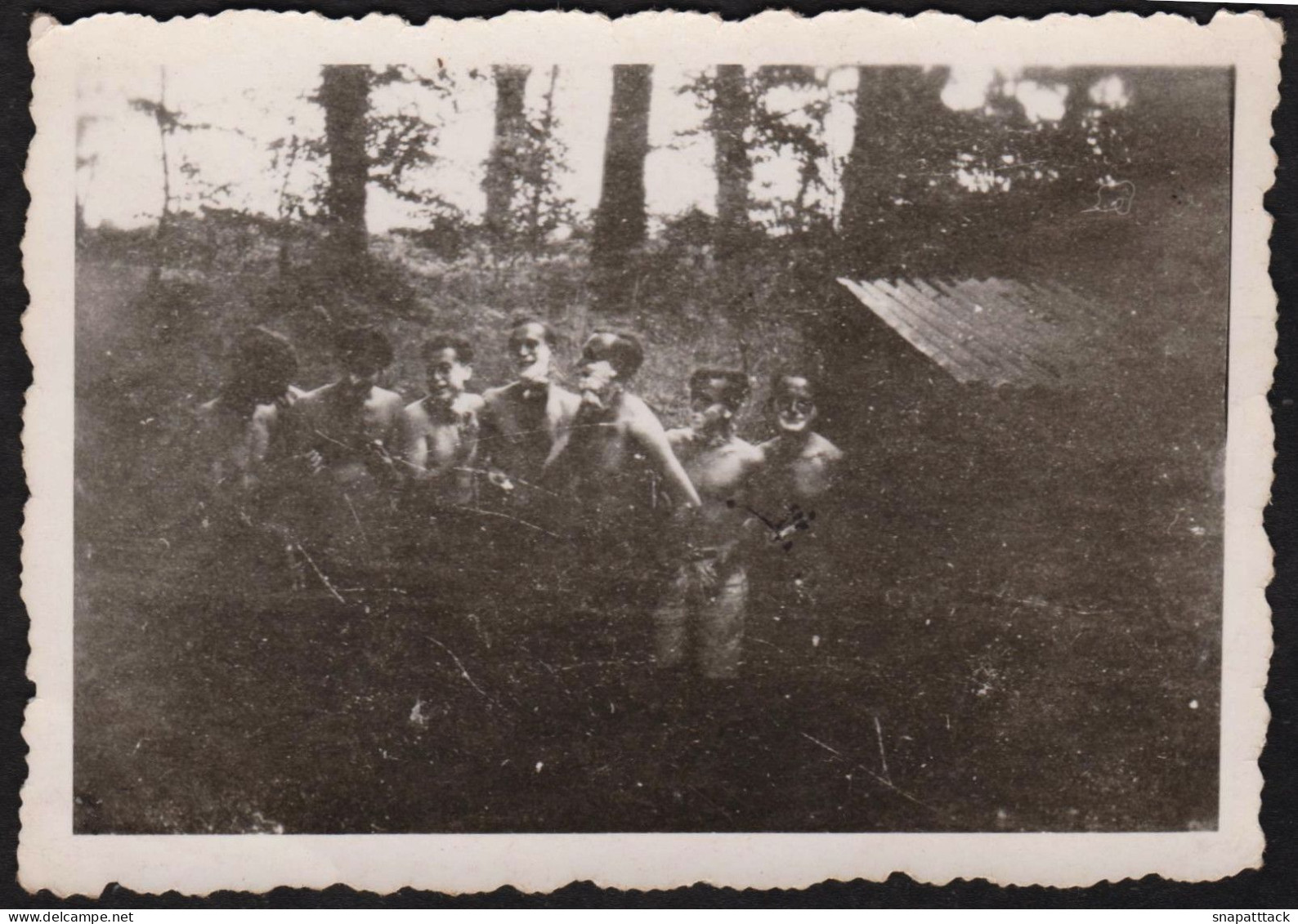 Jolie Photo Originale Scouts De Bapaume à Morlaix, Hommes Torse Nu En Train De Se Raser, Scoutisme 8,7 X 6,1 Cm - Other & Unclassified