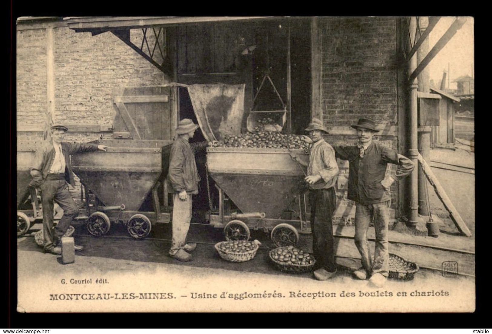 71 - MONTCEAU-LES-MINES - USINE D'AGGLOMERES - RECEPTION DES BOULETS EN CHARIOTS - Montceau Les Mines