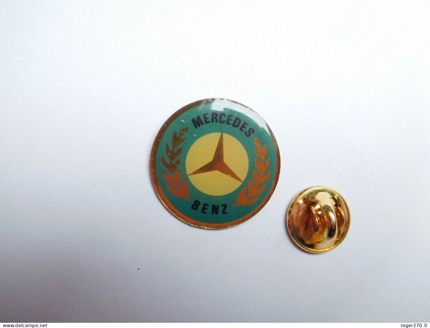 Beau Pin's , Auto Logo Mercédès Benz , Lettres Noires , Diamètre : 22 Mm - Mercedes