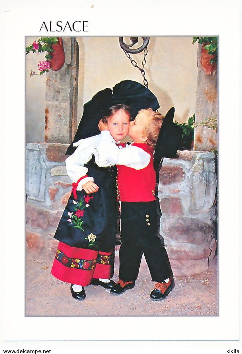CPM 10.5 X 15 ALSACE  Souvenirs   Couple Jeunes Enfants Costumes Folklore Coiffe - Alsace