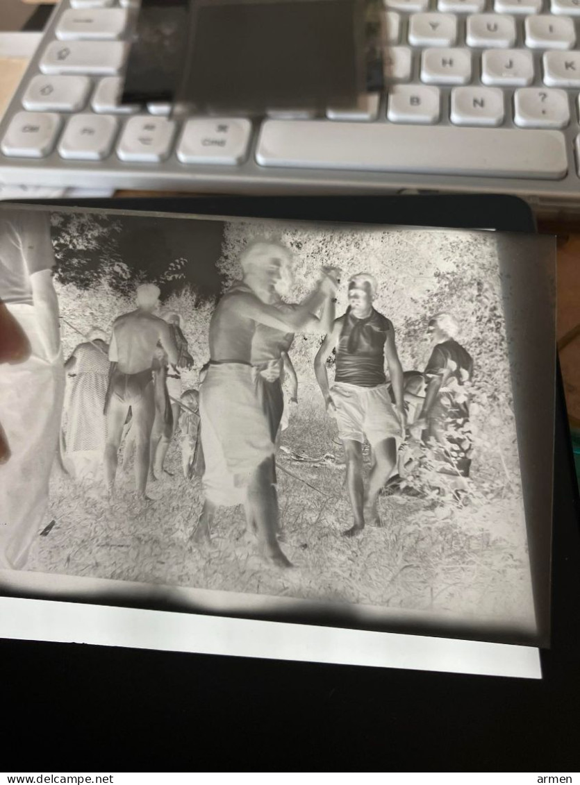 Négatif Film Snapshot Vacances Camping  Plages Hommes Torse Nu  BOYS ON THE BEACH - Diapositivas De Vidrio