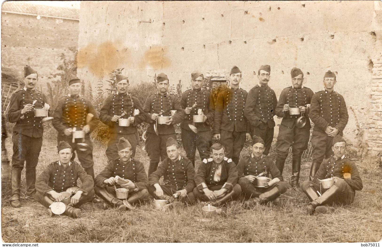 Carte Photo De Soldats Francais D'un Régiment De Cavalerie Mangeant Au Camp De Valbonne - Krieg, Militär