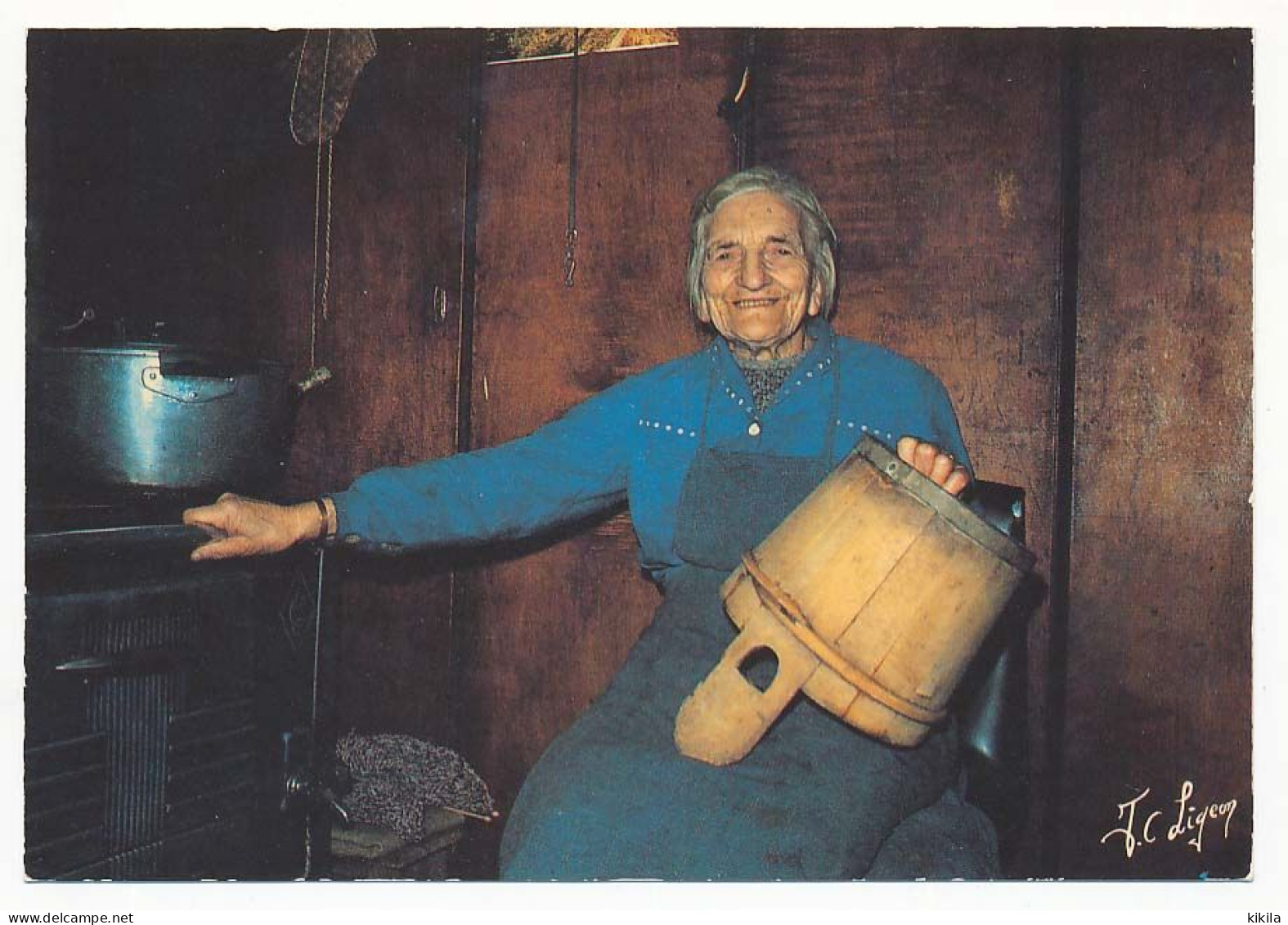 CPSM / CPM 10.5 X 15 Métiers "Sourire à L'intérieur Du Chalet" Vieille Femme Dans Sa Cuisine Photographe J.C. Ligeon - Farmers