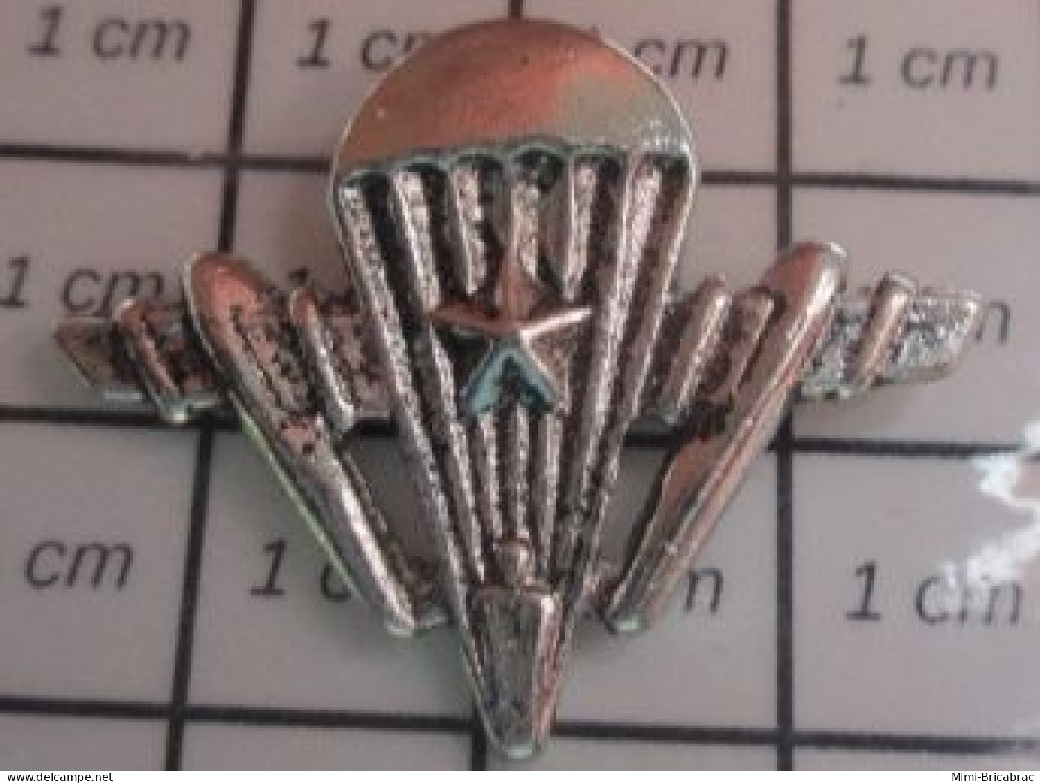 912b Pin's Pins / Beau Et Rare / MILITARIA / INSIGNE PARA METAL ARGENT PARACHUTE ETOILE 2 AVIONS ? - Militari