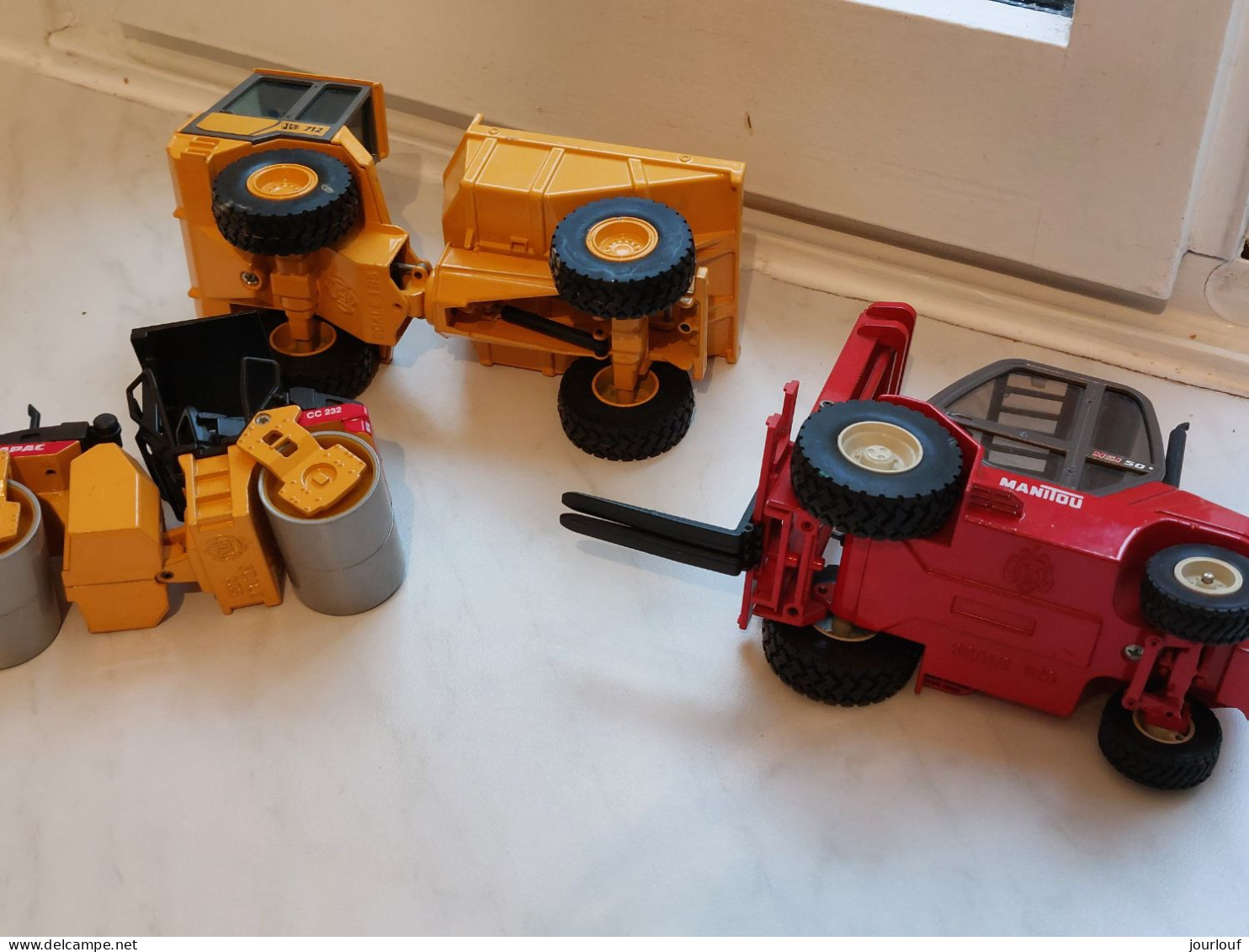 4 jouets BTP (camions,rouleau compresseur,etc...)