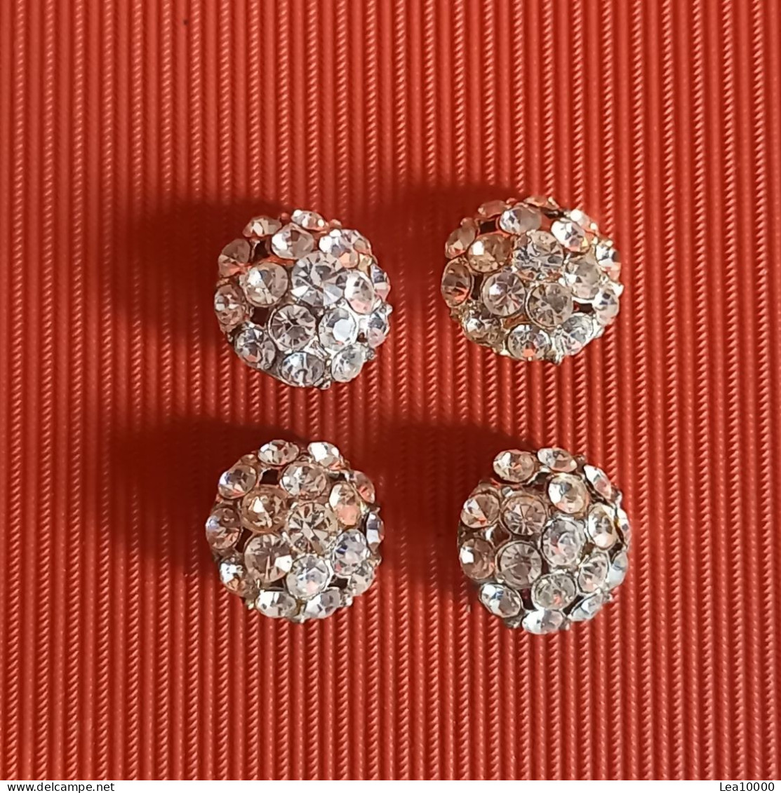 4 Magnifiques Boutons Anciens En Strass Et Fer Blanc - Knopen