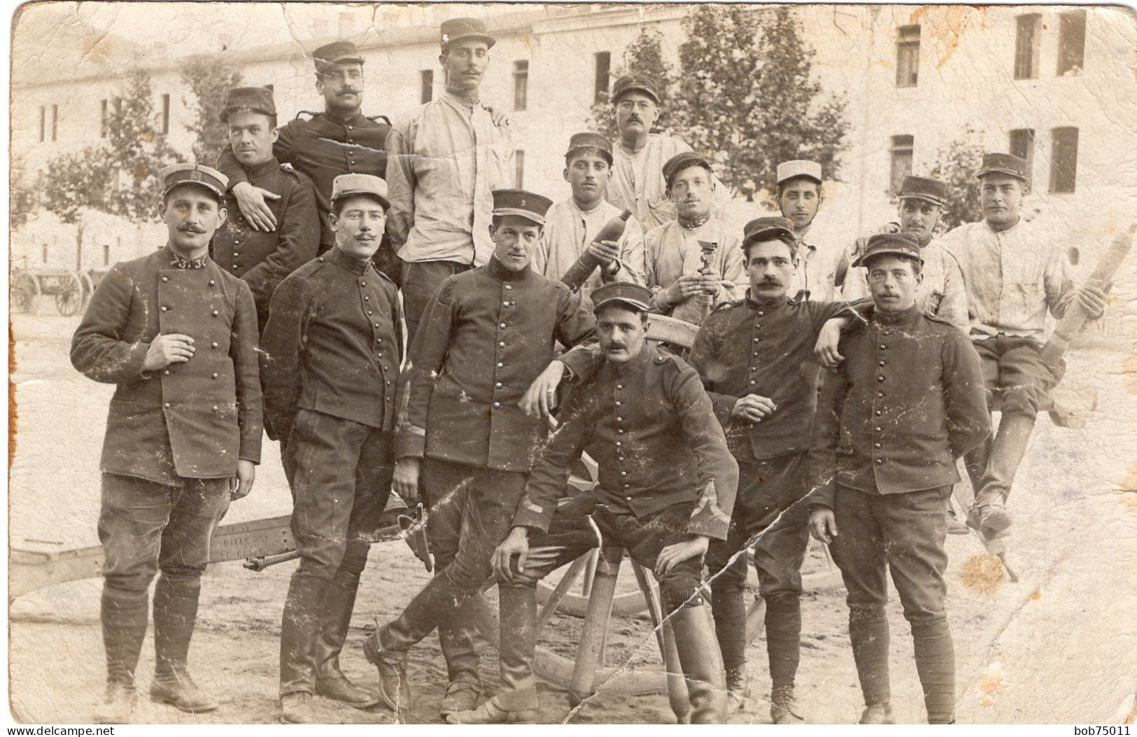 Carte Photo D'une Section De Soldat Francais Du 3 é Régiment D'artillerie Avec Un Canon Et Des Obus Dans Leurs Caserne - Guerre, Militaire