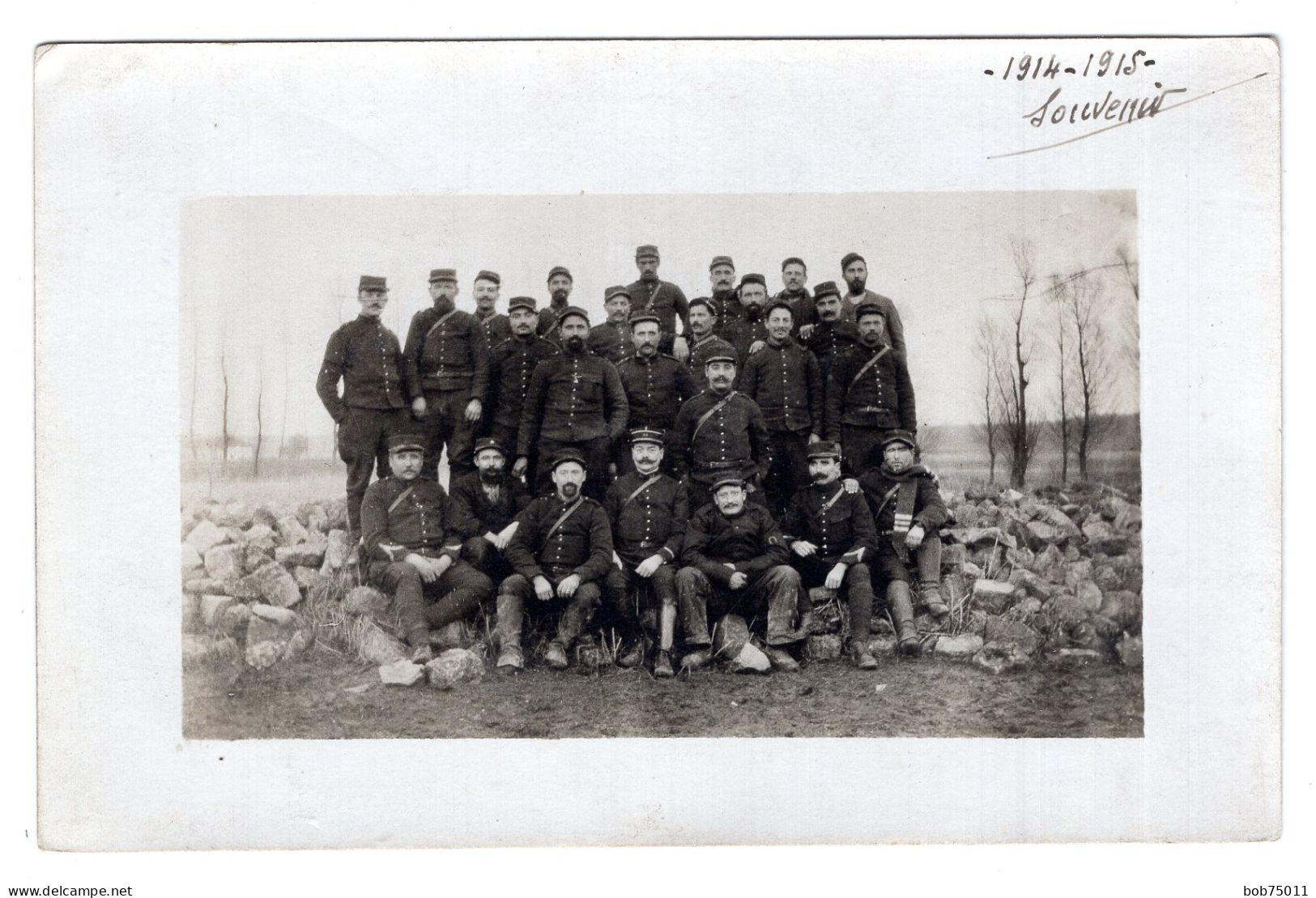 Carte Photo D'une Section  De Soldats Francais Avec Leurs Officier Posant A L'arrière Du Front En 14-18 - Guerra, Militares