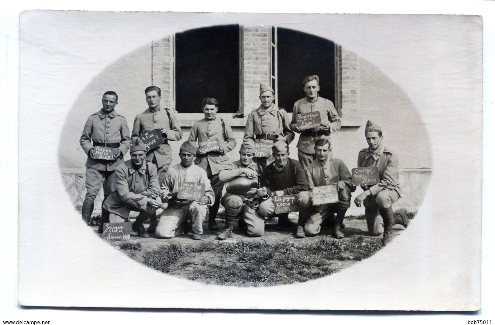 Carte Photo De Soldats Francais D'un Régiment D'infanterie Posant Au Camp De Sissonne En 1937 - Guerra, Militares
