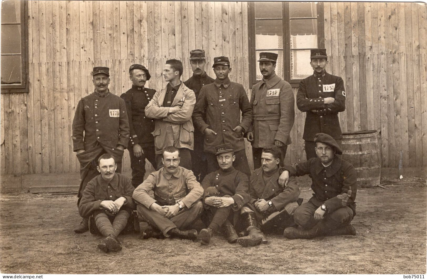 Carte Photo De Sous-officiers Et Soldats Francais ( Des Prisonniers ) Posant Dans Leurs Camp De Prisonnier En 14-18 - War, Military