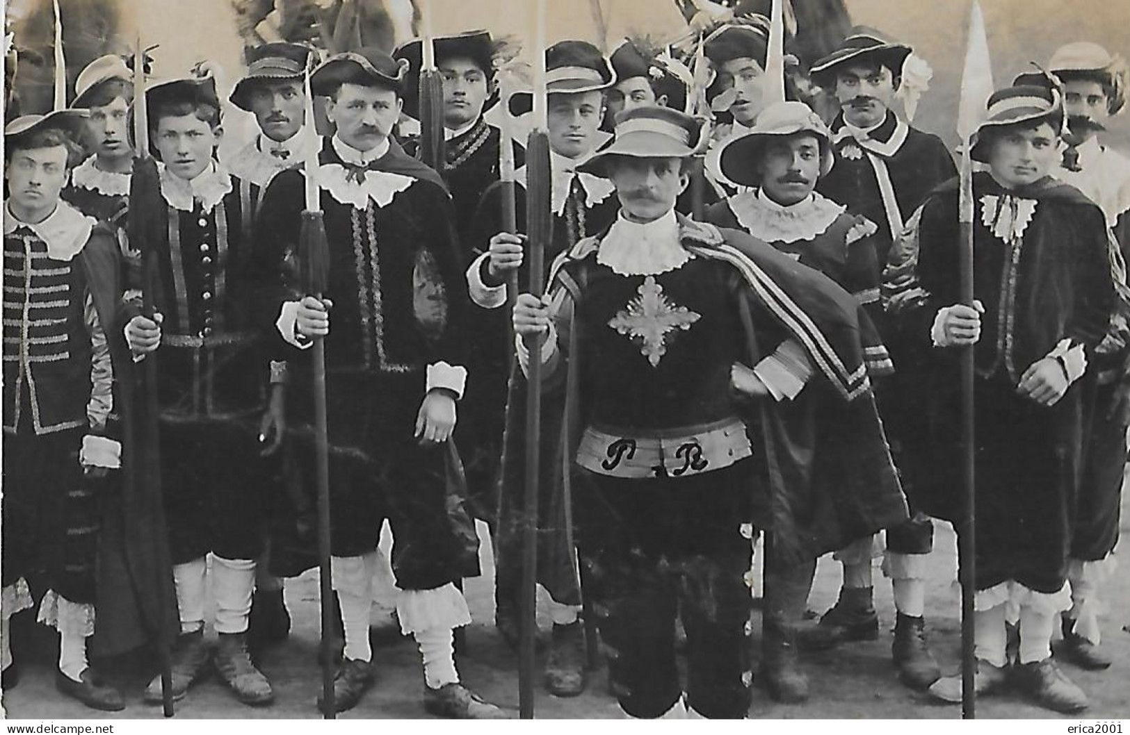 A Identifier.cpa Photo D'un Groupe De Personnes Habillées En Mousquetaires Et Soldat Du Roi .du Roi - Te Identificeren