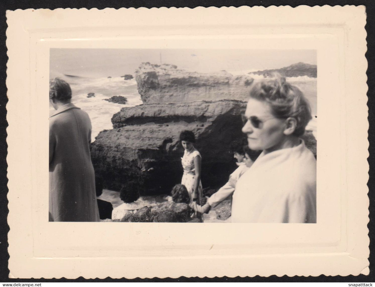 Jolie Photo Originale De Gens Sur Les Rochers En Bord De Mer à Biarritz 1956 Côte Basque Sud Ouest, 10,6x8 Cm - Lugares
