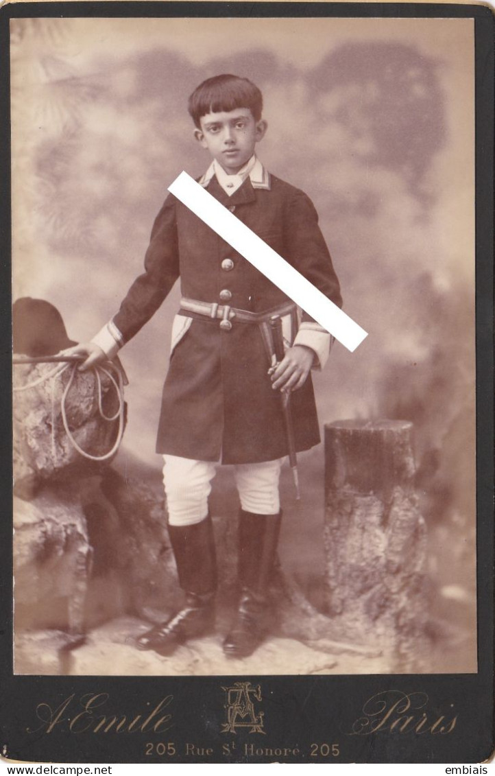 VÉNERIE CHASSE A COUR 1890/1900-  Photo D'un Jeune Chasseur En Tenue Avec Sa Dague à La Ceinture.  Photographie A.Emile - Oud (voor 1900)