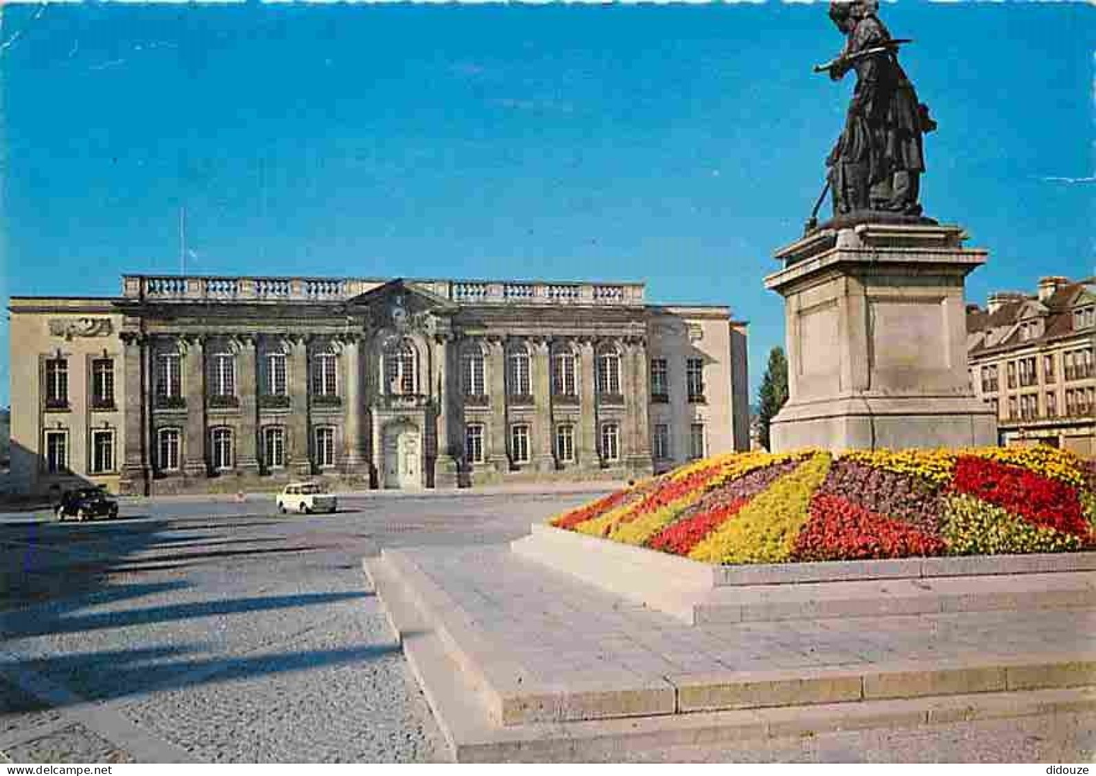 60 - Beauvais - La Place Jeanne Hachette - Monument Jeanne Hachette - L'Hotel De Ville - Automobiles - Fleurs - Flamme P - Beauvais